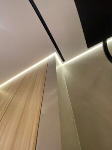 Теневой потолок с подсветкой