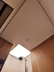 Световые натяжные потолки