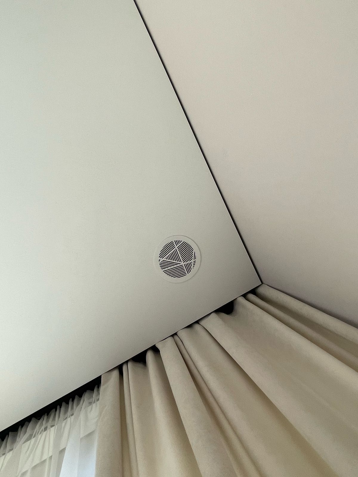 Сатиновый натяжной потолок